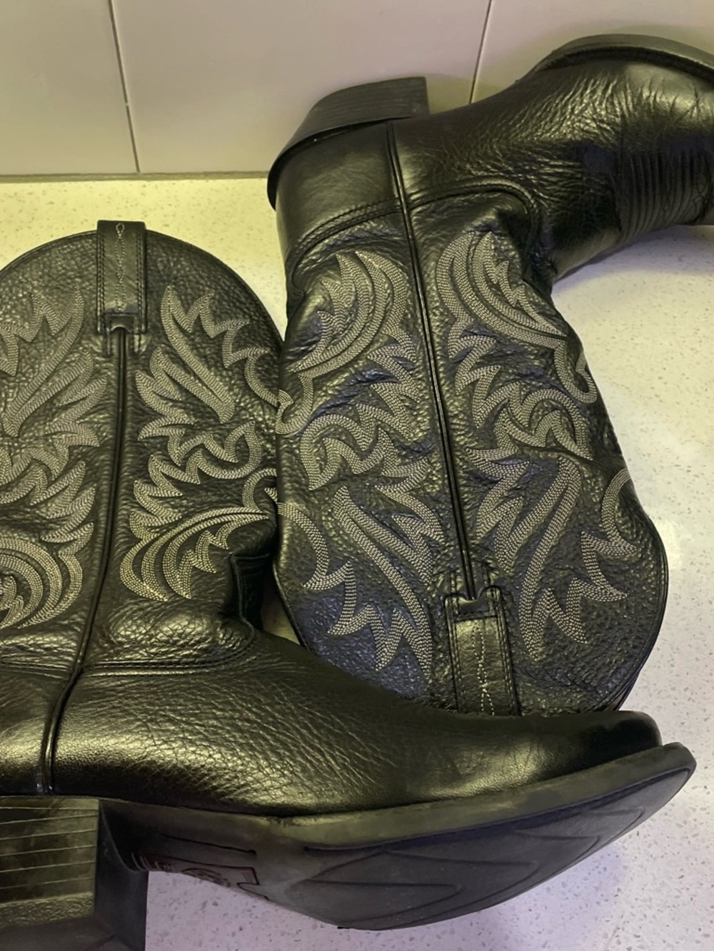 LIKE NEW Ariat Legend MEN’S Cowboy Boots 10.5 Black Leather/Gray/ square toe - Picture 4 of 9
